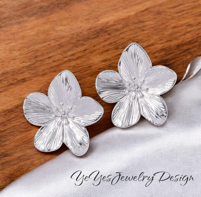 Stainless Steel Hypoallergenic Waterproof 18k Gold Plated Vintage Flower Stud Earrings. - YeYesJewelryDesign