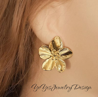Stainless Steel Hypoallergenic Waterproof 18k Gold Plated Vintage Flower Stud Earrings. - YeYesJewelryDesign
