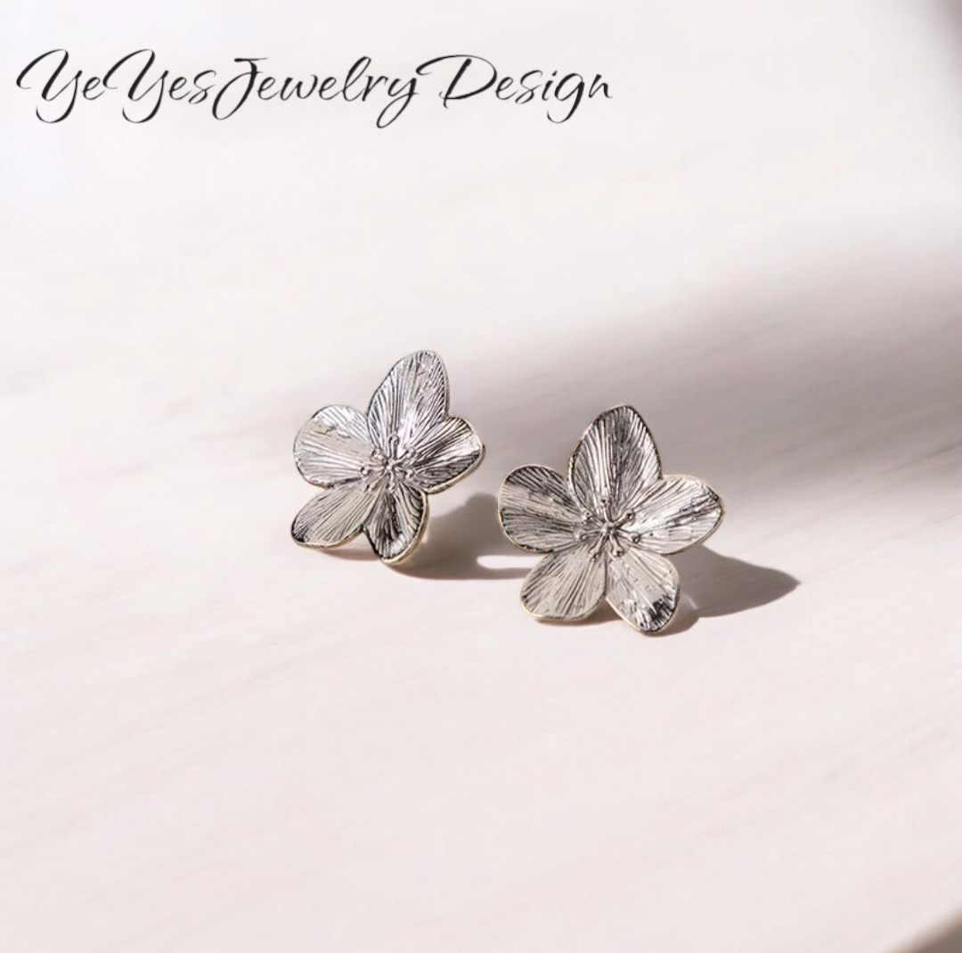 Stainless Steel Hypoallergenic Waterproof 18k Gold Plated Vintage Flower Stud Earrings. - YeYesJewelryDesign
