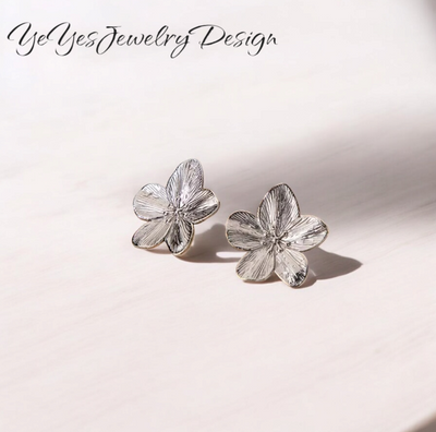 Stainless Steel Hypoallergenic Waterproof 18k Gold Plated Vintage Flower Stud Earrings. - YeYesJewelryDesign