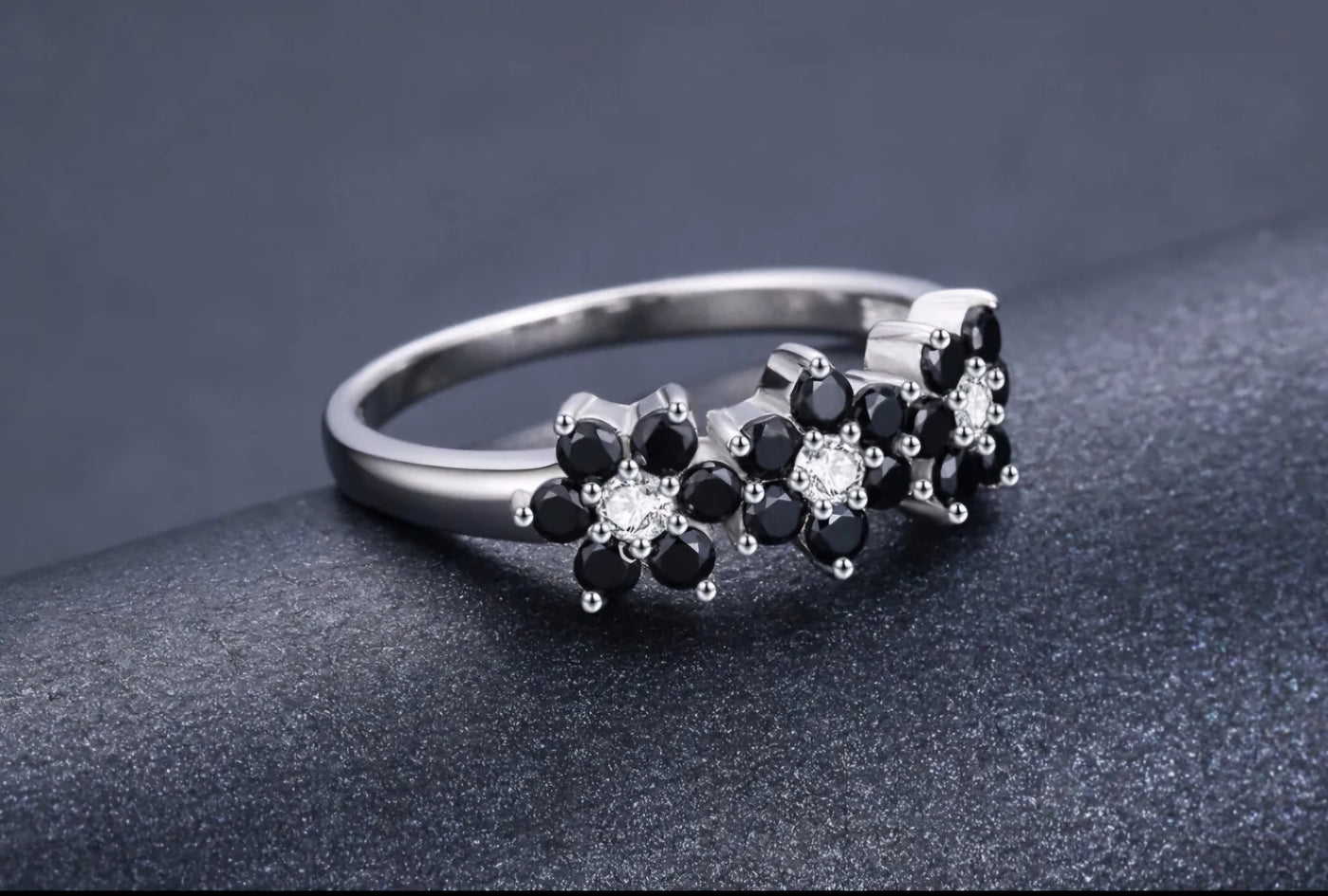 925 Sterling Silver Black Spinel Flower Ring. - YeYesJewelryDesign