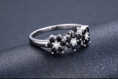 925 Sterling Silver Black Spinel Flower Ring. - YeYesJewelryDesign