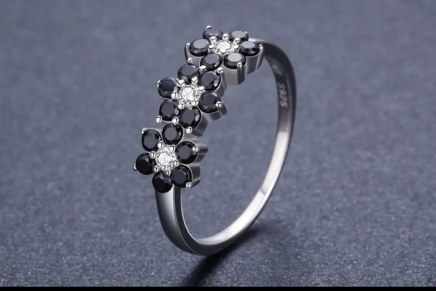 925 Sterling Silver Black Spinel Flower Ring. - YeYesJewelryDesign