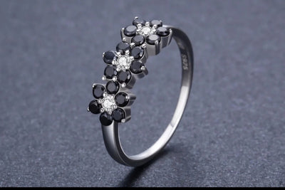 925 Sterling Silver Black Spinel Flower Ring. - YeYesJewelryDesign