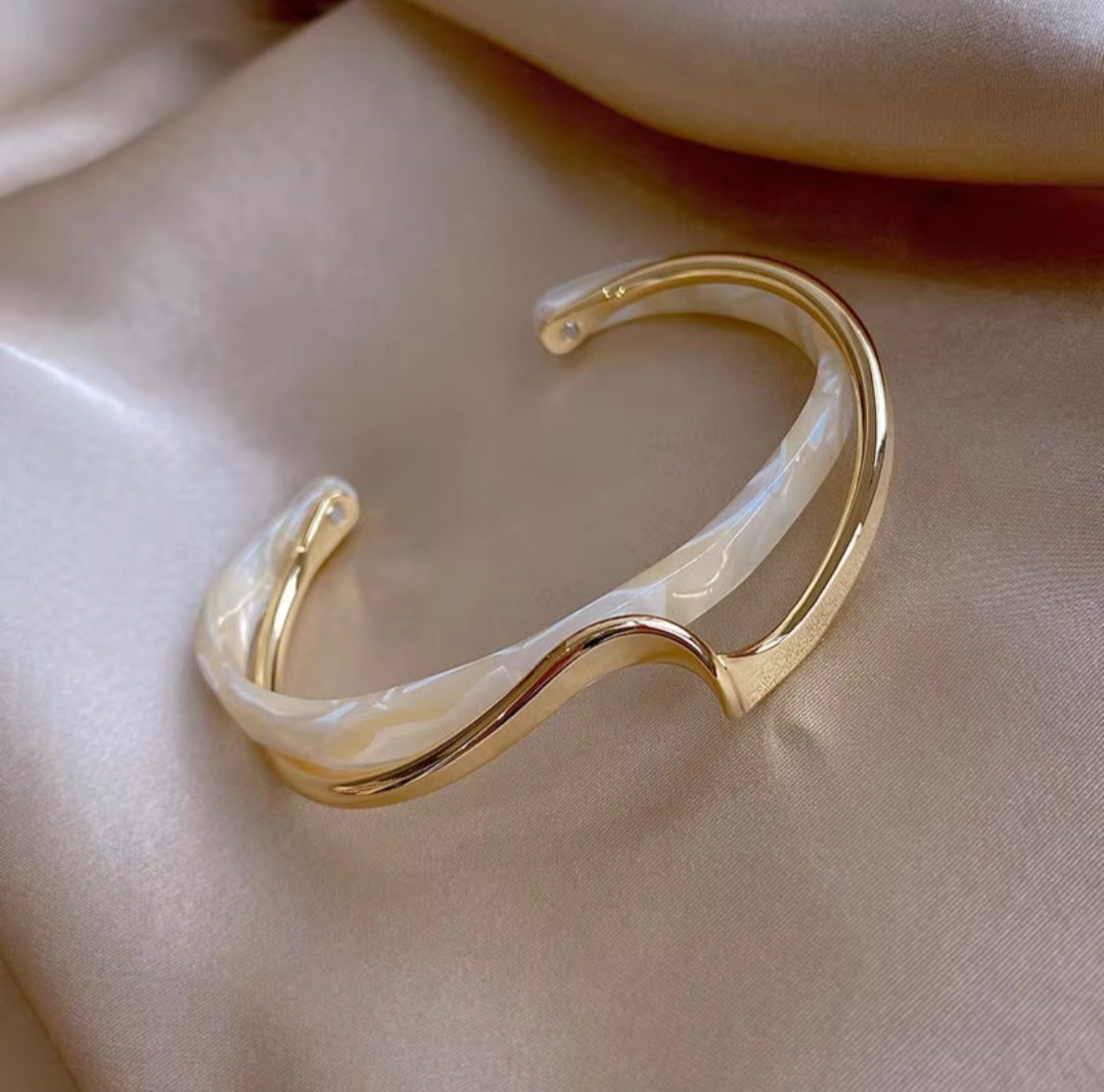 Simple Twisted Pattern Metal Open Bracelet-Bangle. - YeYesJewelryDesign