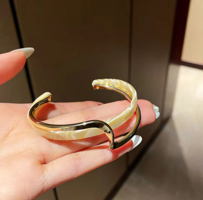 Simple Twisted Pattern Metal Open Bracelet-Bangle. - YeYesJewelryDesign