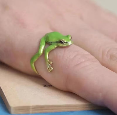 Mini Green Tree Frog Metal Adjustable Ring. - YeYesJewelryDesign