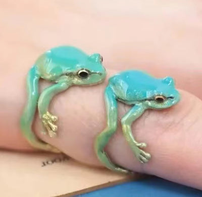 Mini Green Tree Frog Metal Adjustable Ring. - YeYesJewelryDesign