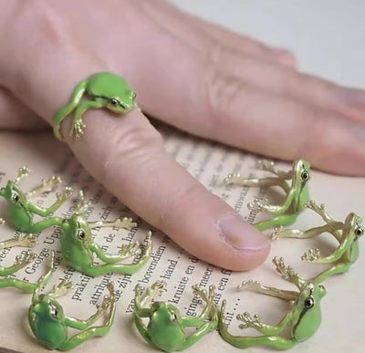 Mini Green Tree Frog Metal Adjustable Ring. - YeYesJewelryDesign