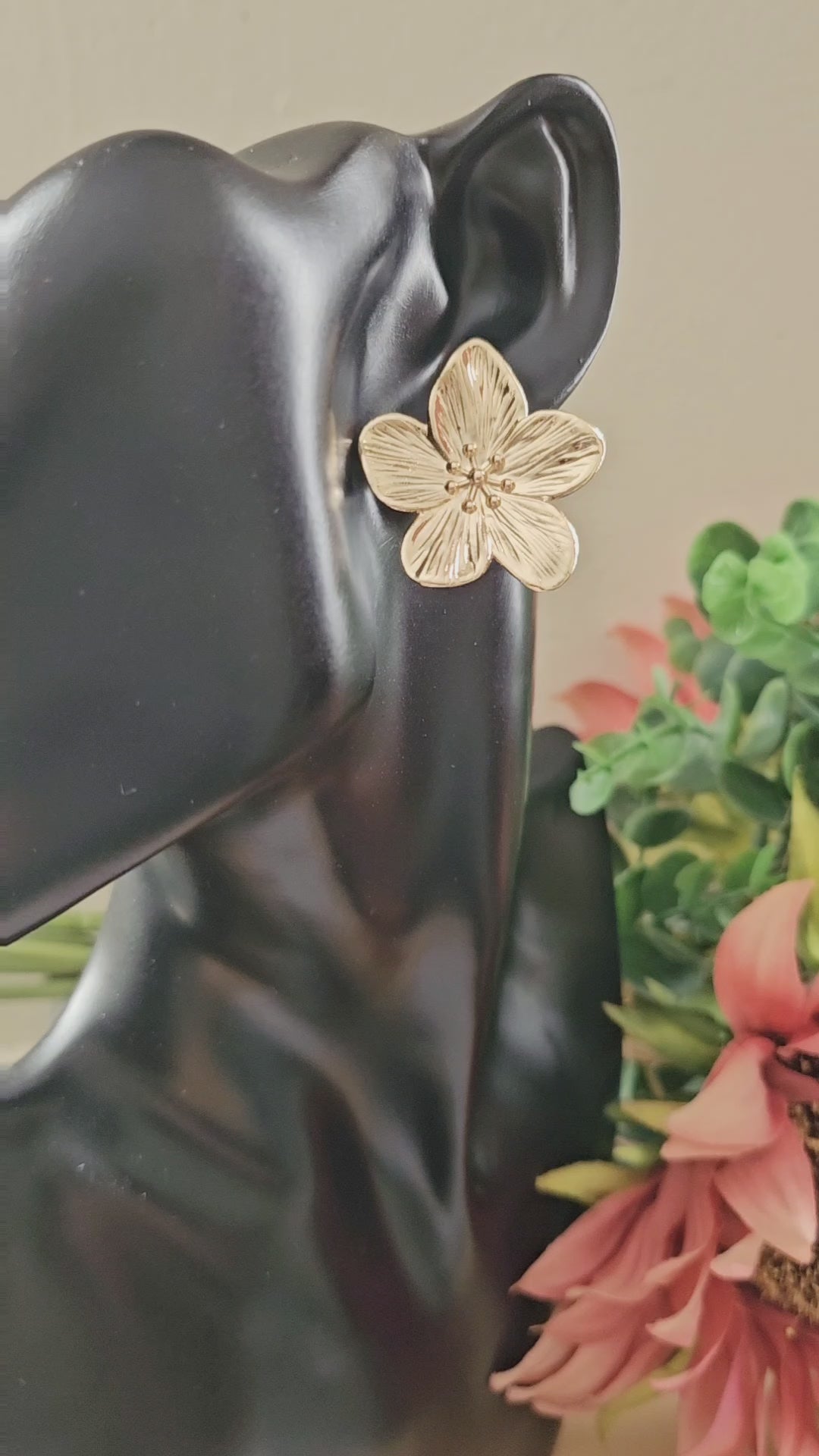 Stainless Steel Hypoallergenic Waterproof 18k Gold Plated Vintage Flower Stud Earrings.